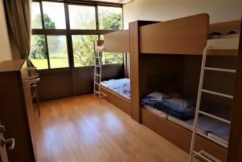 5人部屋（2段ベッド2台および簡易ベッド1台）