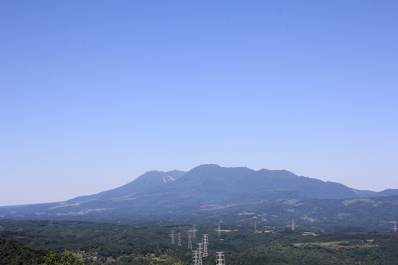 「見晴らしの丘」からみえる九重連山です。