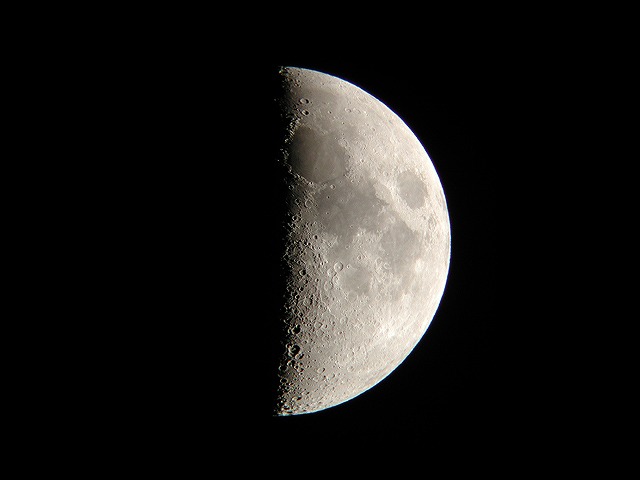 ４００ｍｍ反射式望遠鏡で撮影した「月」（上限の月）です。